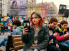 Gen Z’nin Müzik Tüketim Alışkanlıkları: Sosyal Medya Nesli Müziği Nasıl Dinliyor? Yapay zeka ile hazırlanmıştır.