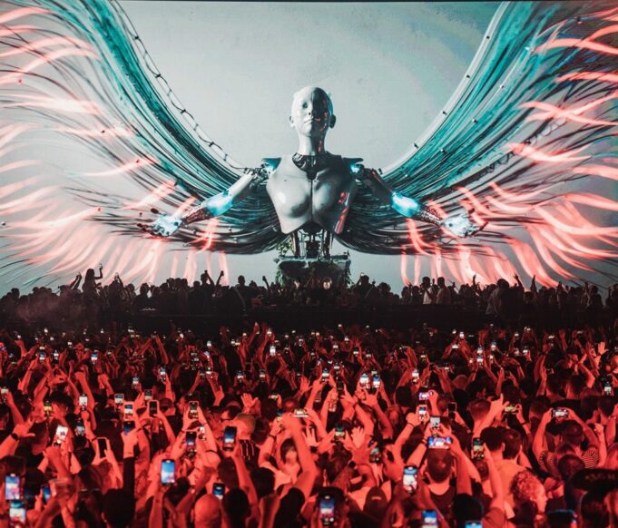 DJ Performanslarında Görsel Şovların Yükselişi: Müzik Geri Planda mı Kalıyor?
